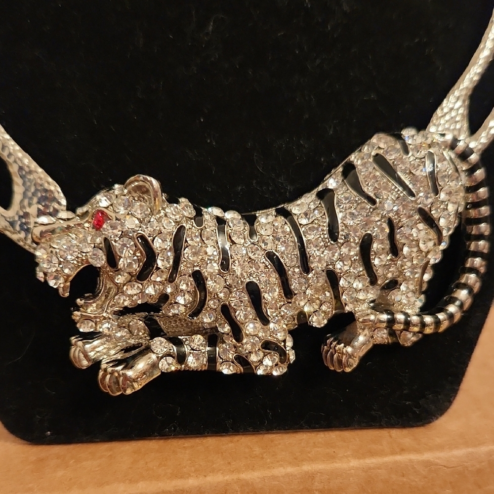 Elegant Silver Tiger Necklace - Picture 4 of 5